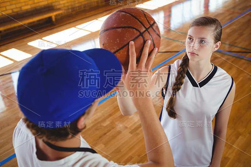 男教练训练女篮球运动员的高视角