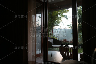 一个热带目的地的豪华阳台的观点