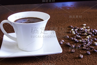 咖啡色背景上的咖啡杯