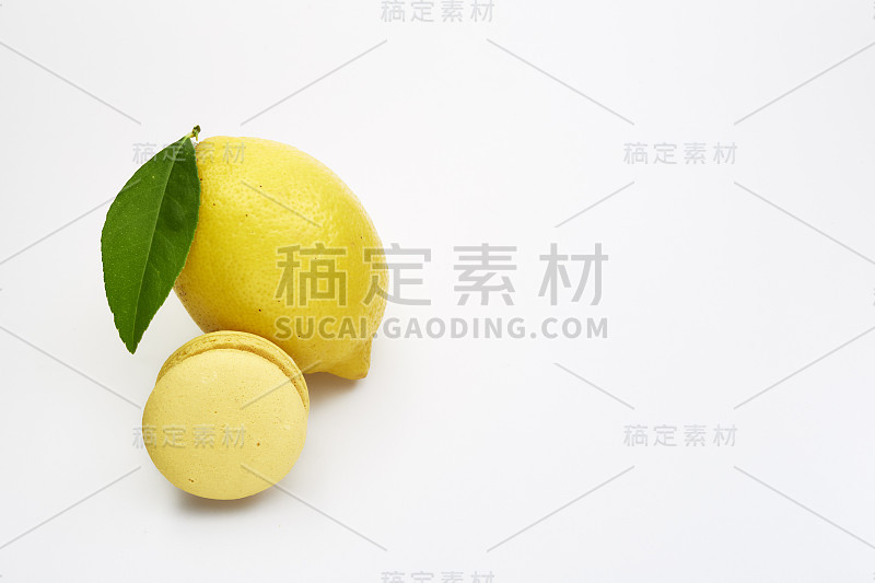 水果柠檬与黄色的马卡龙在白色的背景