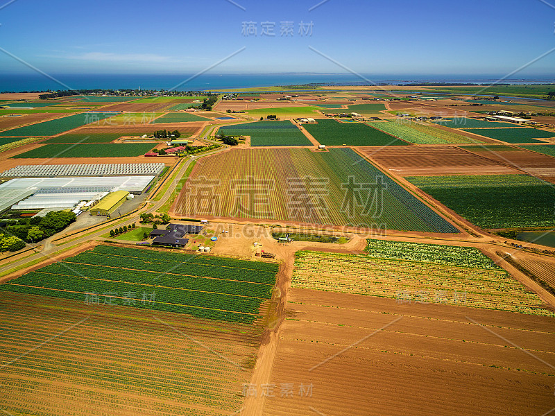 澳大利亚海岸附近农田的空中风景