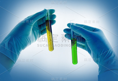科学家手里拿着装有试管的烧瓶