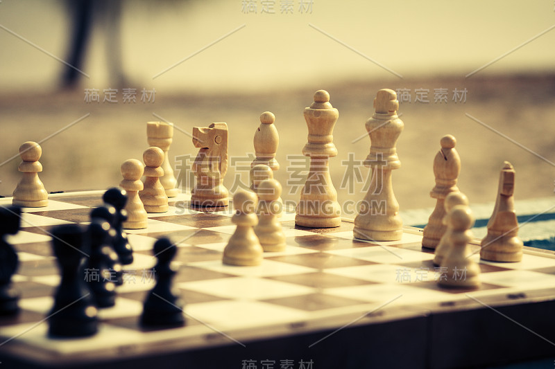 近距离观察棋盘上的白色和黑色木制棋子