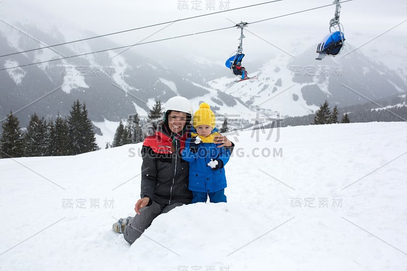 一家人，在阳光明媚的冬日滑雪场滑雪，享受大自然