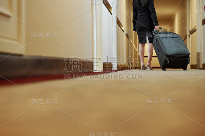 女人在找她的房间