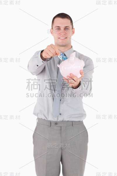一个商人把一张纸条放进存钱罐的肖像