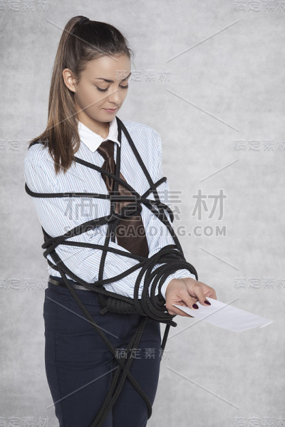 手里拿着信封的女商人，可能是贿赂