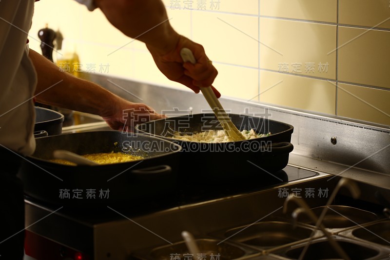 专业厨师在厨房为客人准备食物展示