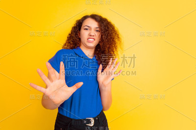 黄色背景上的白人女孩肖像