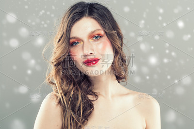 女人美，人美，冬天，整容和美容的概念美丽年轻女人的脸越过灰色的背景和雪