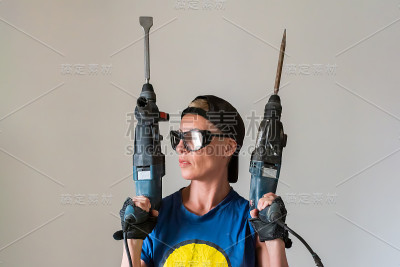 一个手里拿着钻头的女建筑工人