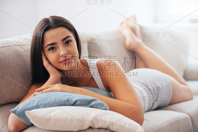 在家享受闲暇时光。