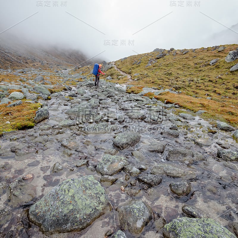 徒步旅行者在喜马拉雅山的火车上行走