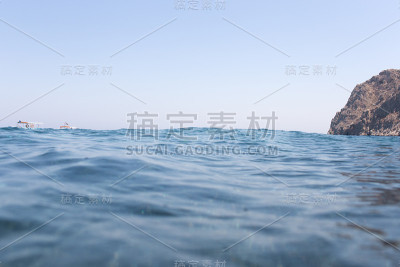 绿松石色的大海和大山