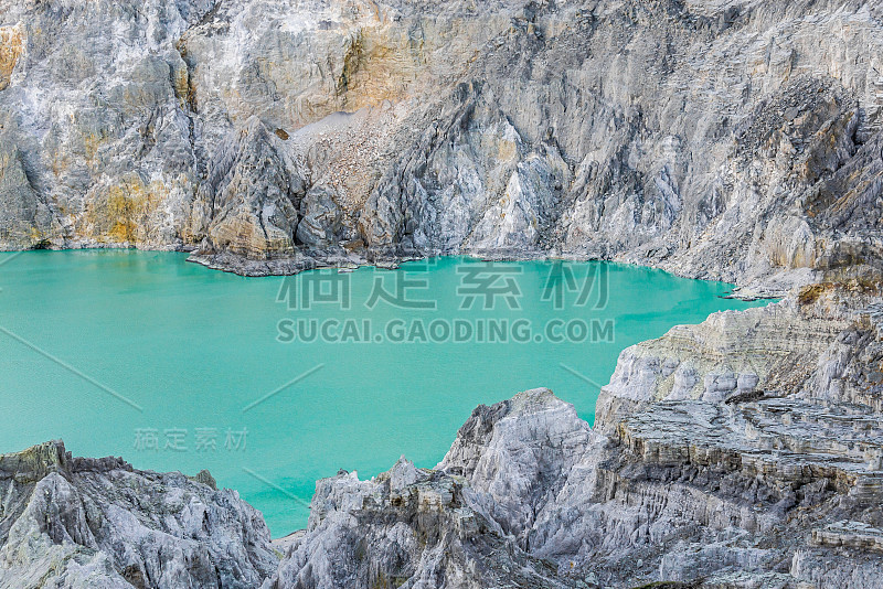 伊真火山口和蓝绿色的湖泊。山清水秀，湖绿带烟硫磺