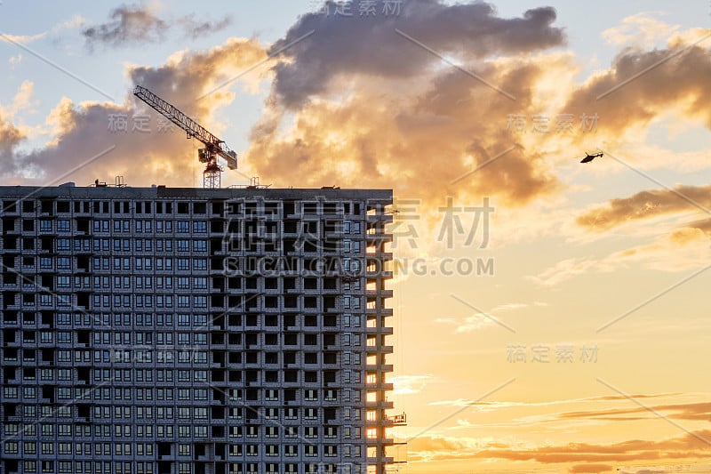 在建公寓楼傍晚日落时，拷贝空间