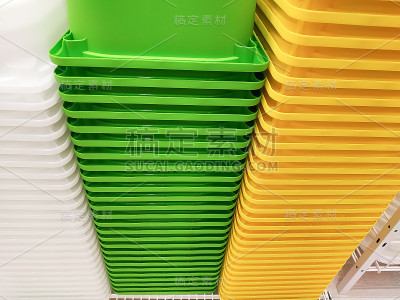 堆叠多色塑料容器盒存储。