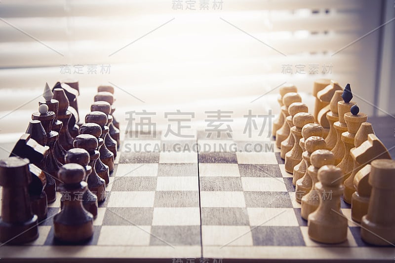 棋盘上的木制象棋。象棋游戏的开始。战略理念，商业竞争