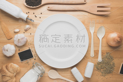乡村厨房用具从上面放在木桌上