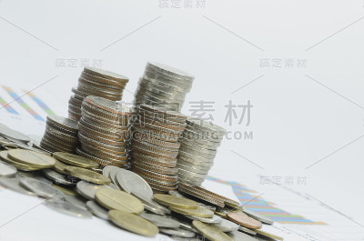 成堆的硬币和图表