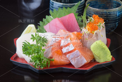 以日本食物为背景。