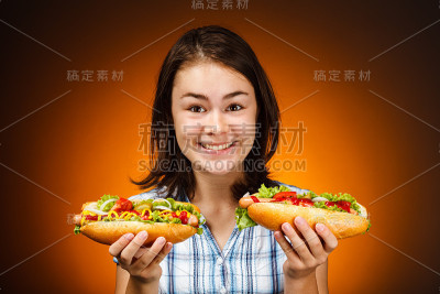 拿着热狗的女孩