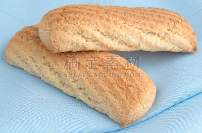 蓝色餐巾上的香草饼干棒
