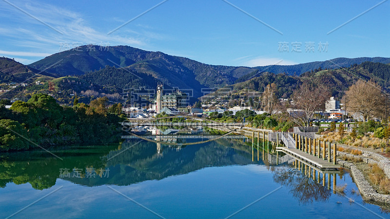 纳尔逊市的全景，反映在Maitai河，新西兰。