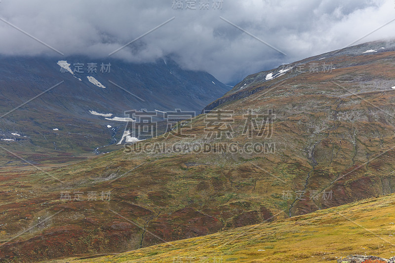 山谷的景色。瑞典北部，沙瑞克国家公园，暴风雨天气。有选择性的重点