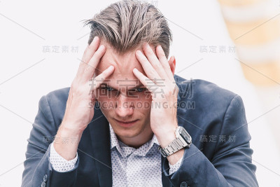 失业的商人坐在街上