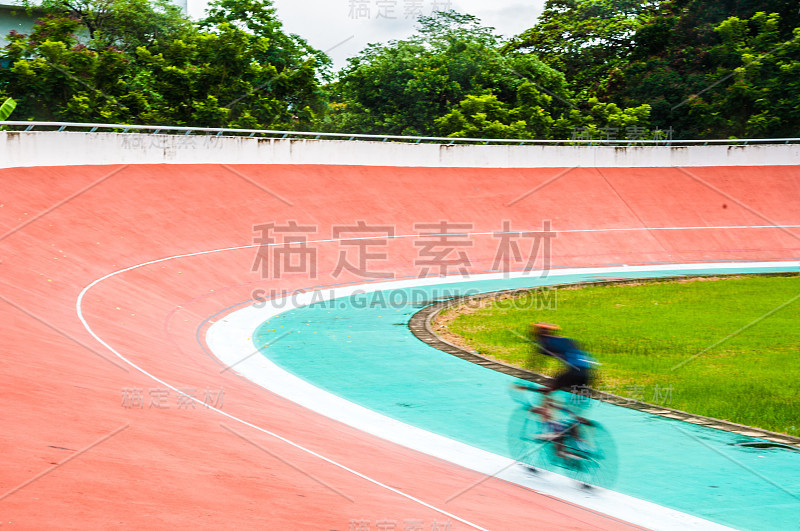 自行车和五颜六色的室内赛车场曲线赛道。