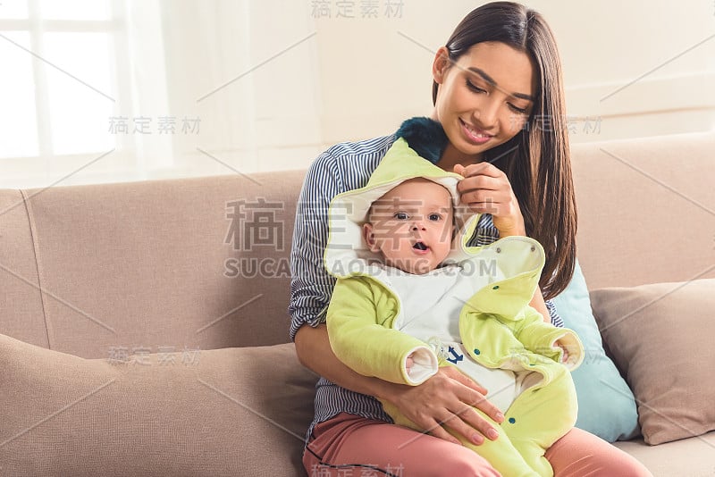 幸福的女人和婴儿在家里的肖像