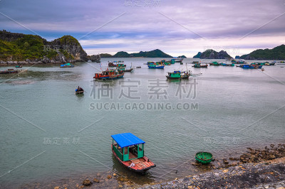 许多渔船在吉巴岛附近抛锚停泊