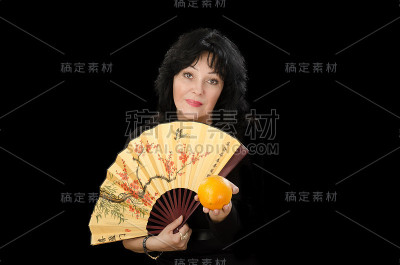 拿着扇子的女人给你一个橘子