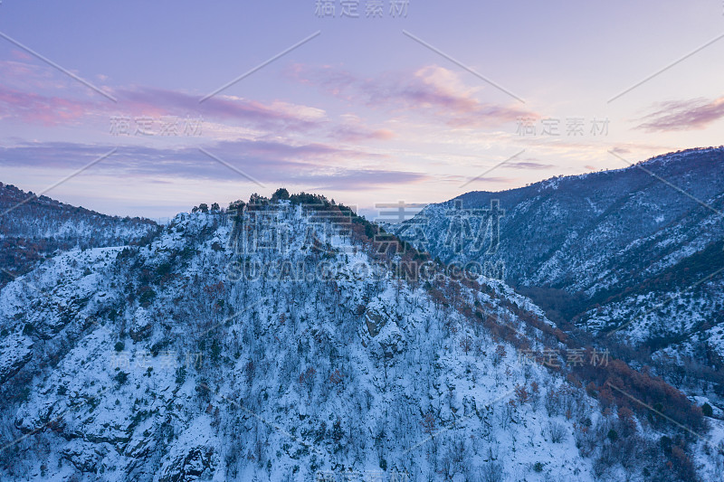 空中下雪的克雷斯纳峡谷