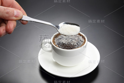 白杯子加黑咖啡，勺子加糖