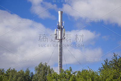 居民楼屋顶的4G通信塔和5G移动通信塔。无线电塔，5G网络。