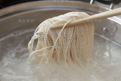 日本传统面条，有人在锅里煮