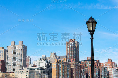 黑色城市街灯与纽约上东区天际线的背景