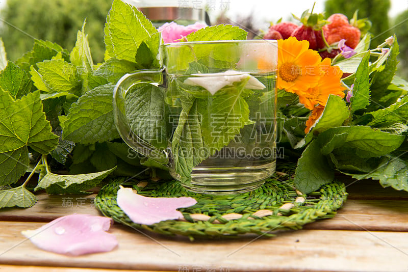 在一个阳光明媚的夏日，在花园里喝茶