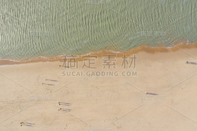 人们在北海的沙滩上散步