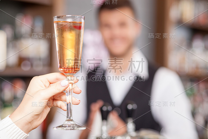 职业男调酒师在酒吧为顾客服务