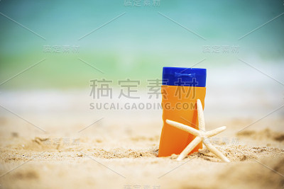 在热带夏日的户外沙滩上，防晒乳液配合防晒保湿霜，保护被阳光晒伤的女性肌肤。化妆品防晒霜防水、防晒、健
