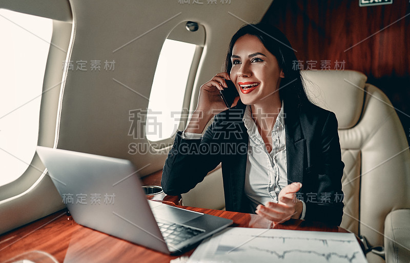 坐私人飞机的商务女性