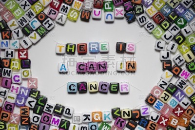 励志短语THERE IS A CAN IN CANCER写有彩色的立方体和其他立方体躺在周围…