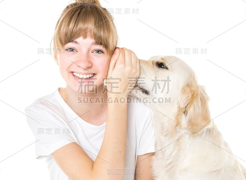 漂亮的少女和她美丽的金毛猎犬在白色的背景