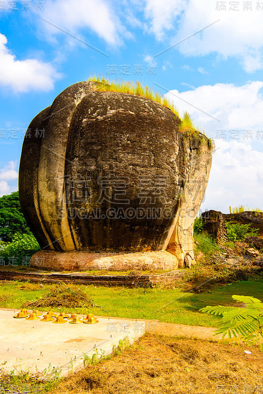 Mingun pahtodawyi遗址，是一个不完整的纪念塔，由国王博达帕亚在1790年开始