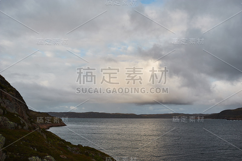 平静的湖水，另一边的树林和蓝天。景观。