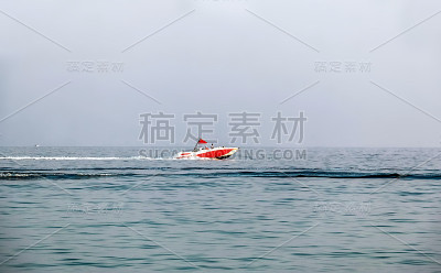 豪华游艇在阿拉伯联合酋长国迪拜阿拉伯海的蓝色海洋中疾驰