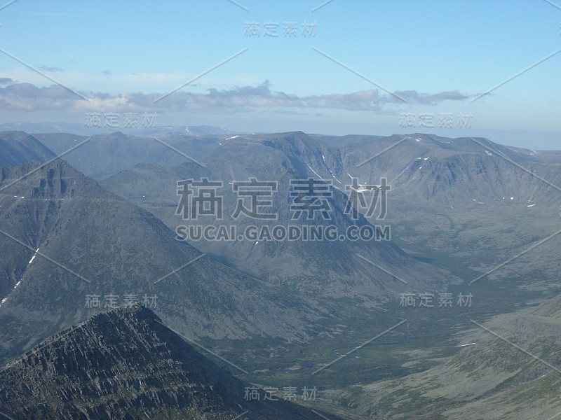 山景观与山峰，山谷，绿色的草，岩石和灰色的石头。俄罗斯乌拉尔山脉的尤吉德瓦国家公园